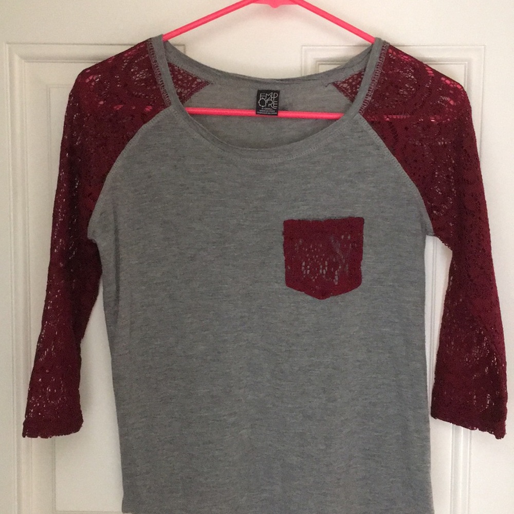 3/4 length sleeve semi-cropped top w lace detail